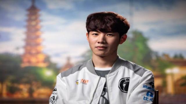 为国出战14次打进1球，尹鸿博获得印有19号的国足纪念球衣