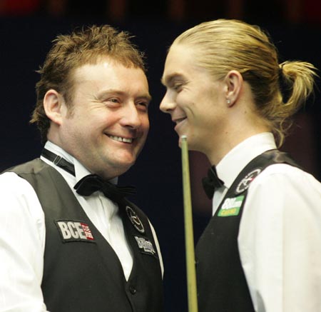 法兰克福球迷在诺坎普球场对巴萨支持者发动投掷袭击