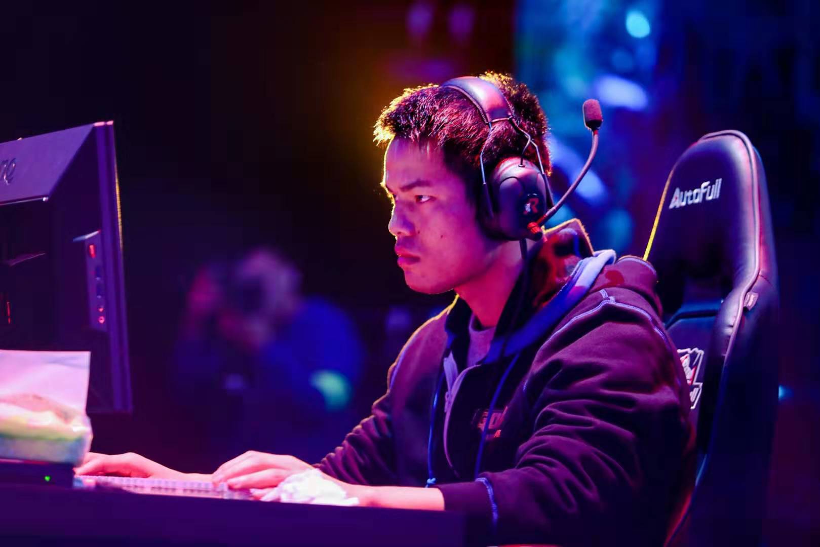 出他卓越的 出他卓越的