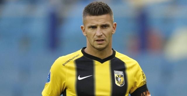 凭借一记精 凭借一记精